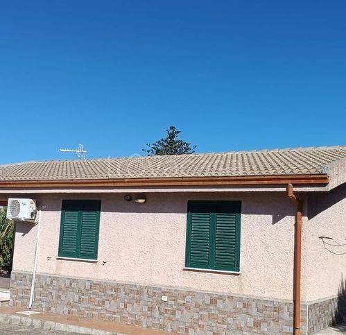 casa indipendente in vendita a Campofelice di Roccella