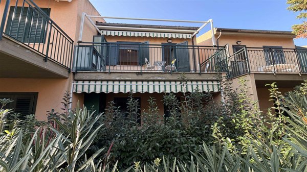 casa indipendente in vendita a Campofelice di Roccella