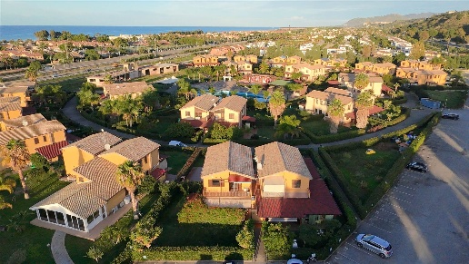 casa indipendente in vendita a Campofelice di Roccella