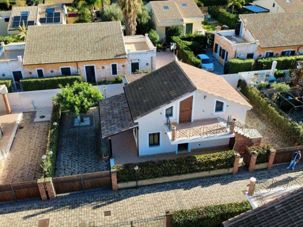 casa indipendente in vendita a Campofelice di Roccella