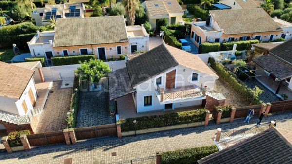 casa indipendente in vendita a Campofelice di Roccella