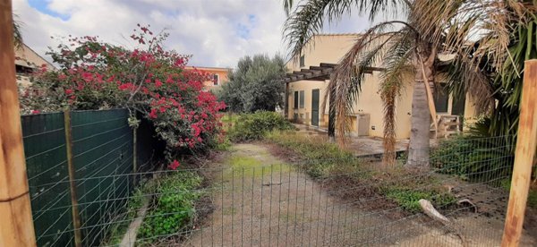 casa indipendente in vendita a Campofelice di Roccella