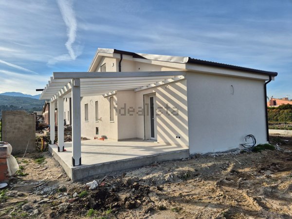 casa indipendente in vendita a Campofelice di Roccella