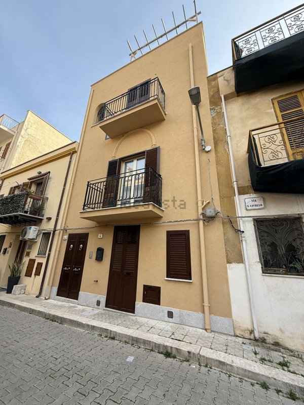 casa indipendente in vendita a Campofelice di Roccella