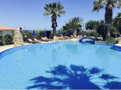 casa indipendente in vendita a Campofelice di Roccella