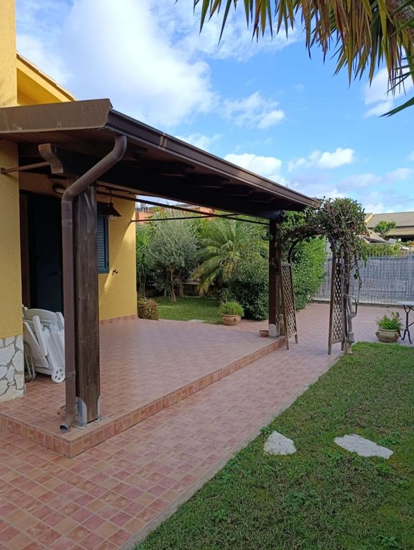 casa indipendente in vendita a Campofelice di Roccella