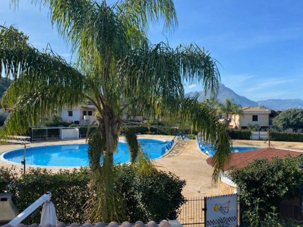 casa indipendente in vendita a Campofelice di Roccella