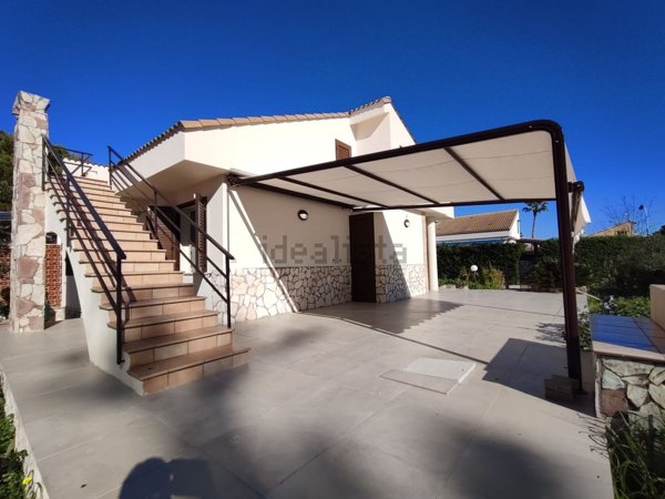 casa indipendente in vendita a Campofelice di Roccella