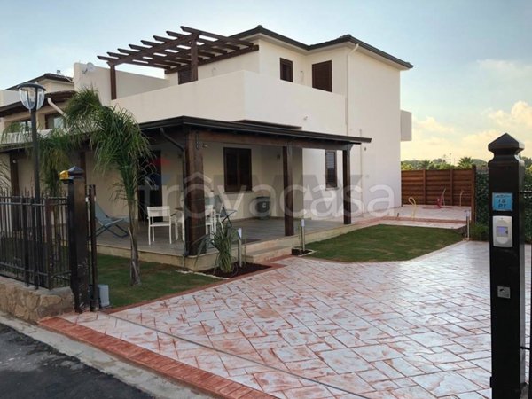 casa indipendente in vendita a Campofelice di Roccella