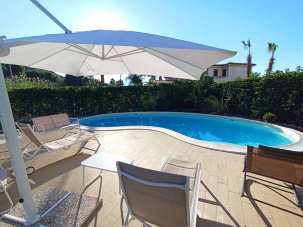 casa indipendente in vendita a Campofelice di Roccella