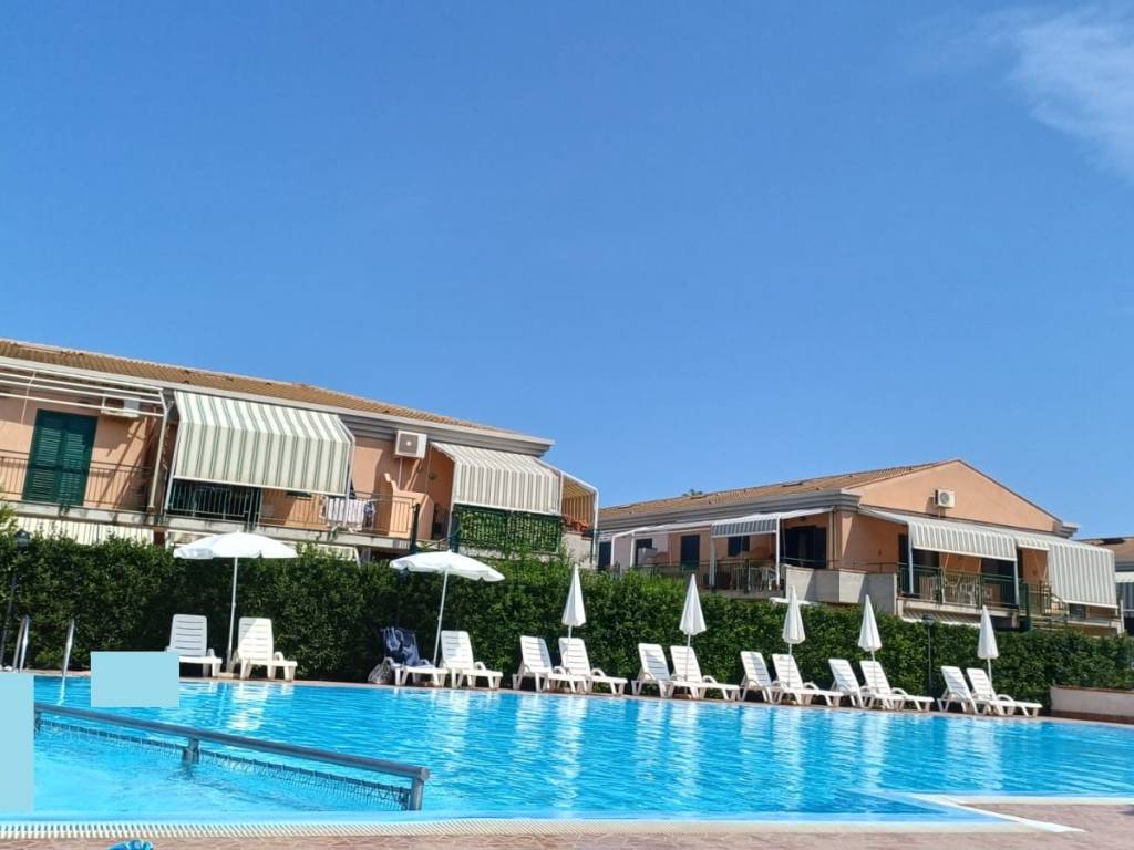 appartamento in vendita a Campofelice di Roccella