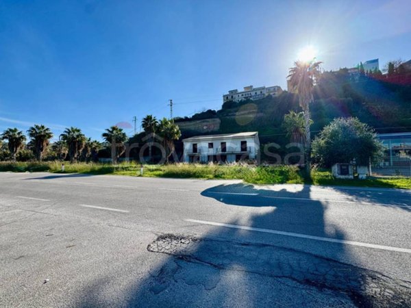 negozio in vendita a Campofelice di Roccella