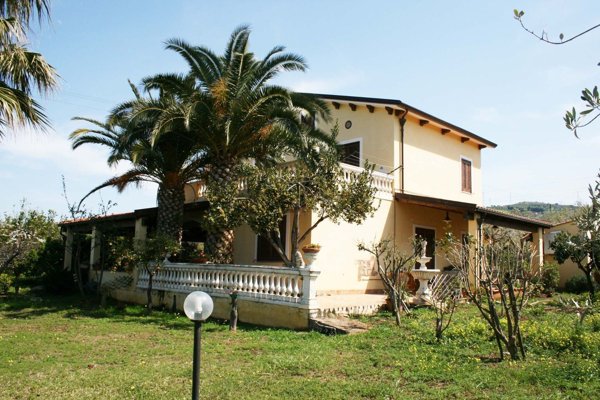casa indipendente in vendita a Campofelice di Roccella