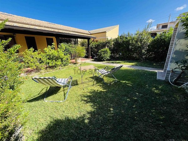 casa indipendente in vendita a Campofelice di Roccella