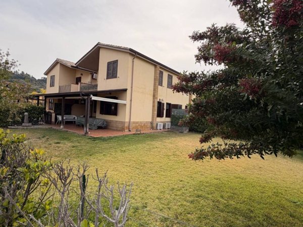 casa indipendente in vendita a Campofelice di Roccella