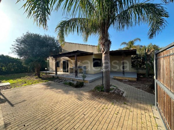 casa indipendente in vendita a Campofelice di Roccella