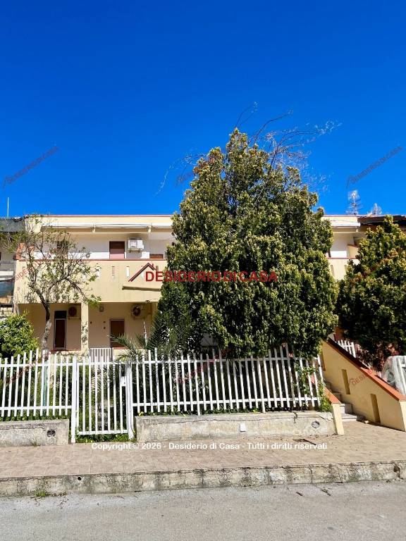 appartamento in vendita a Campofelice di Roccella