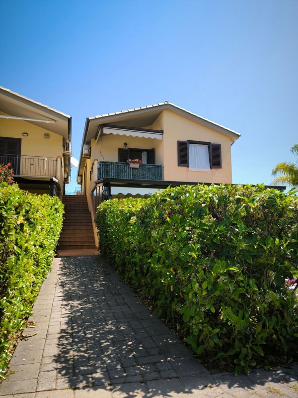 casa indipendente in vendita a Campofelice di Roccella