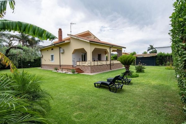 casa indipendente in vendita a Campofelice di Roccella