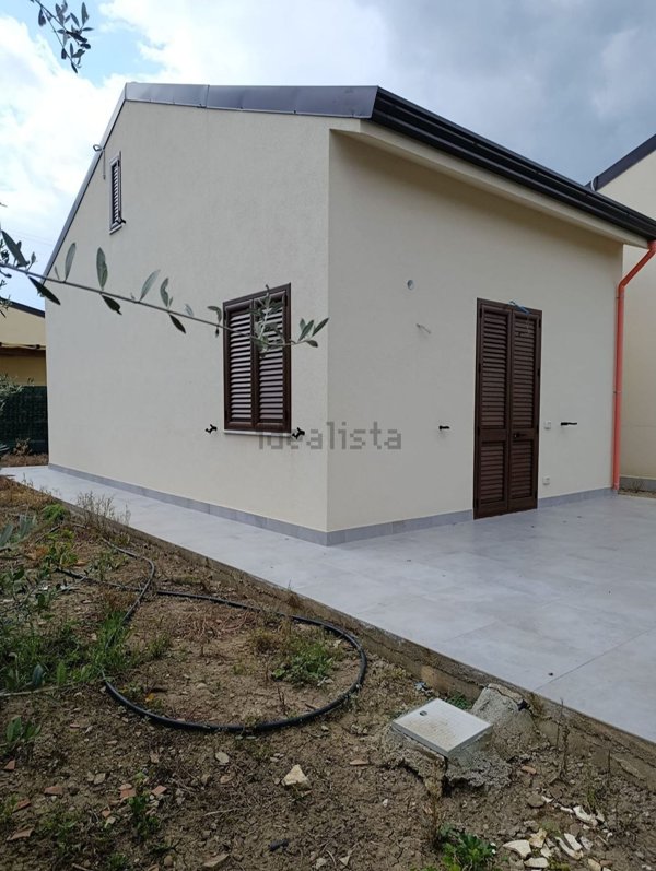 casa indipendente in vendita a Campofelice di Roccella