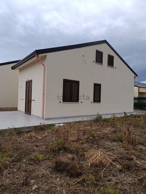 casa indipendente in vendita a Campofelice di Roccella