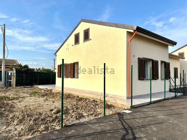 casa indipendente in vendita a Campofelice di Roccella