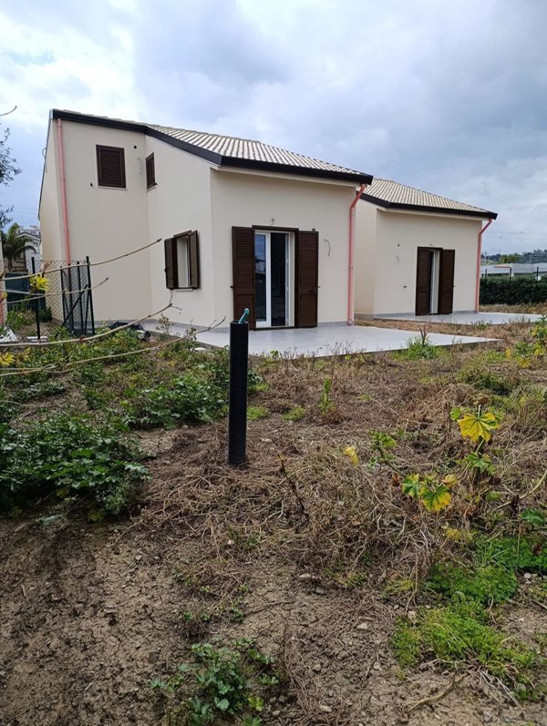 casa indipendente in vendita a Campofelice di Roccella