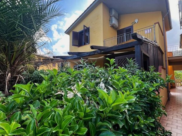 casa indipendente in vendita a Campofelice di Roccella