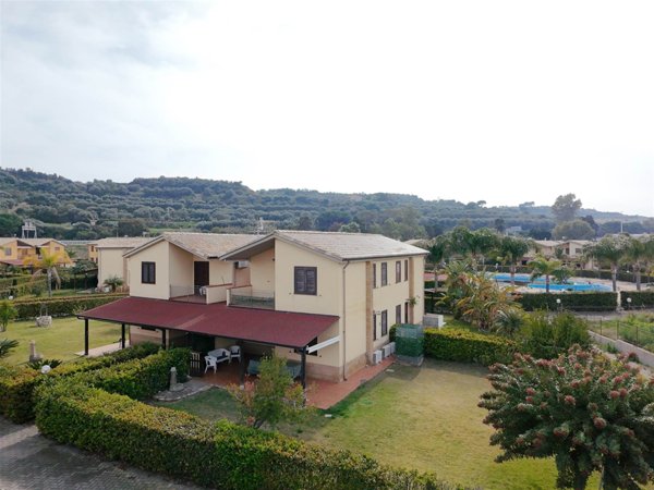casa indipendente in vendita a Campofelice di Roccella