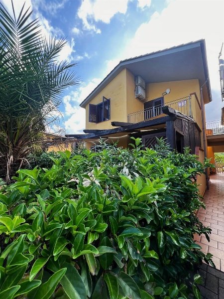 casa indipendente in vendita a Campofelice di Roccella