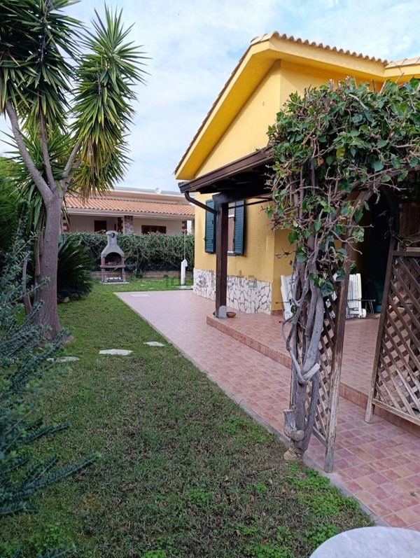 casa indipendente in vendita a Campofelice di Roccella