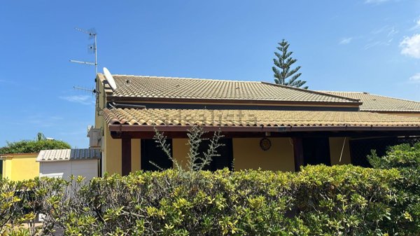 casa indipendente in vendita a Campofelice di Roccella