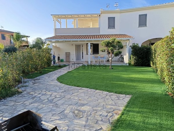 casa indipendente in vendita a Campofelice di Roccella