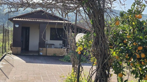 casa indipendente in vendita a Campofelice di Roccella