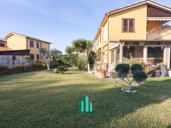 casa indipendente in vendita a Campofelice di Roccella