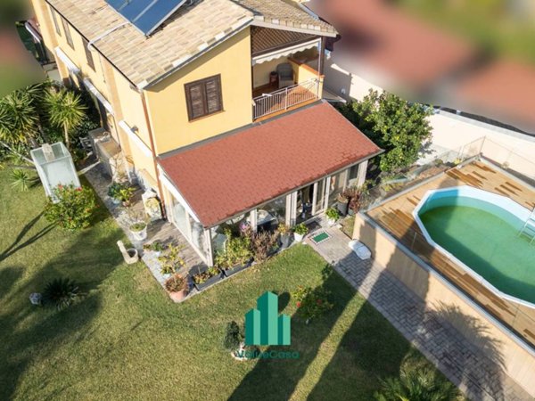 casa indipendente in vendita a Campofelice di Roccella