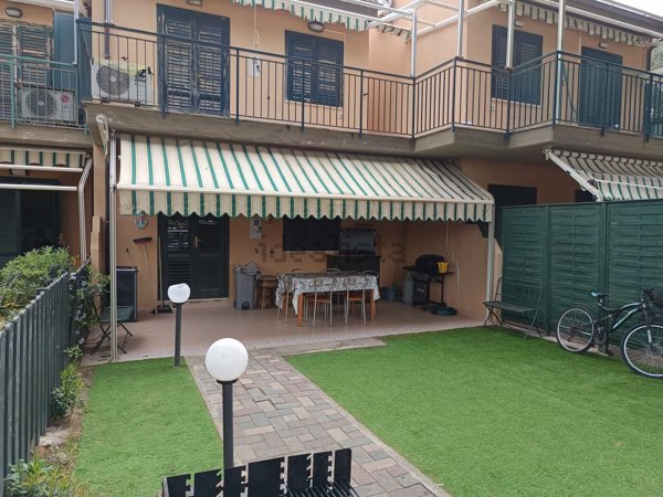 casa indipendente in vendita a Campofelice di Roccella