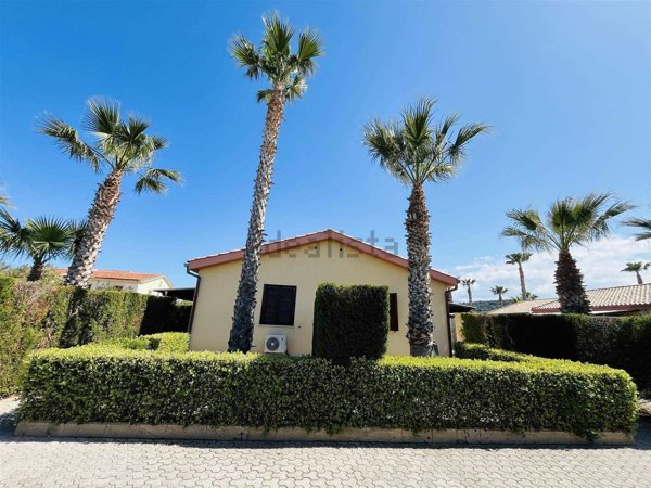 casa indipendente in vendita a Campofelice di Roccella