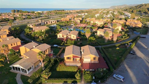 casa indipendente in vendita a Campofelice di Roccella