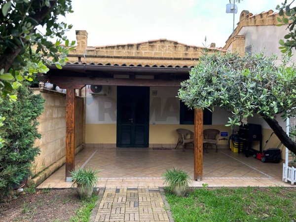 casa indipendente in vendita a Campofelice di Roccella