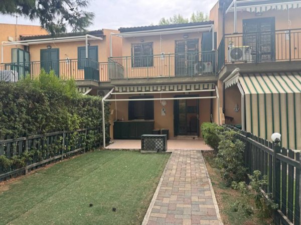 casa indipendente in vendita a Campofelice di Roccella