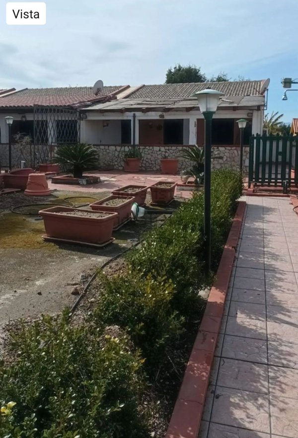 casa indipendente in vendita a Campofelice di Roccella
