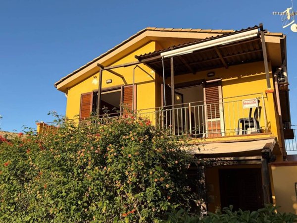 casa indipendente in vendita a Campofelice di Roccella