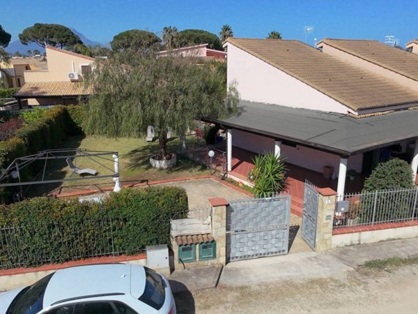 casa indipendente in vendita a Campofelice di Roccella