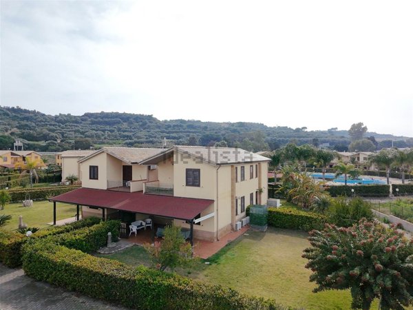 casa indipendente in vendita a Campofelice di Roccella