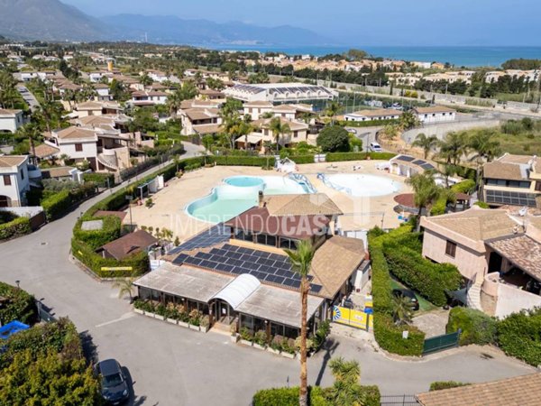 casa indipendente in vendita a Campofelice di Roccella