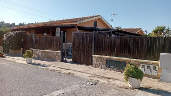 casa indipendente in vendita a Campofelice di Roccella