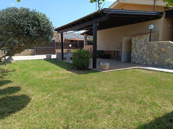 casa indipendente in vendita a Campofelice di Roccella