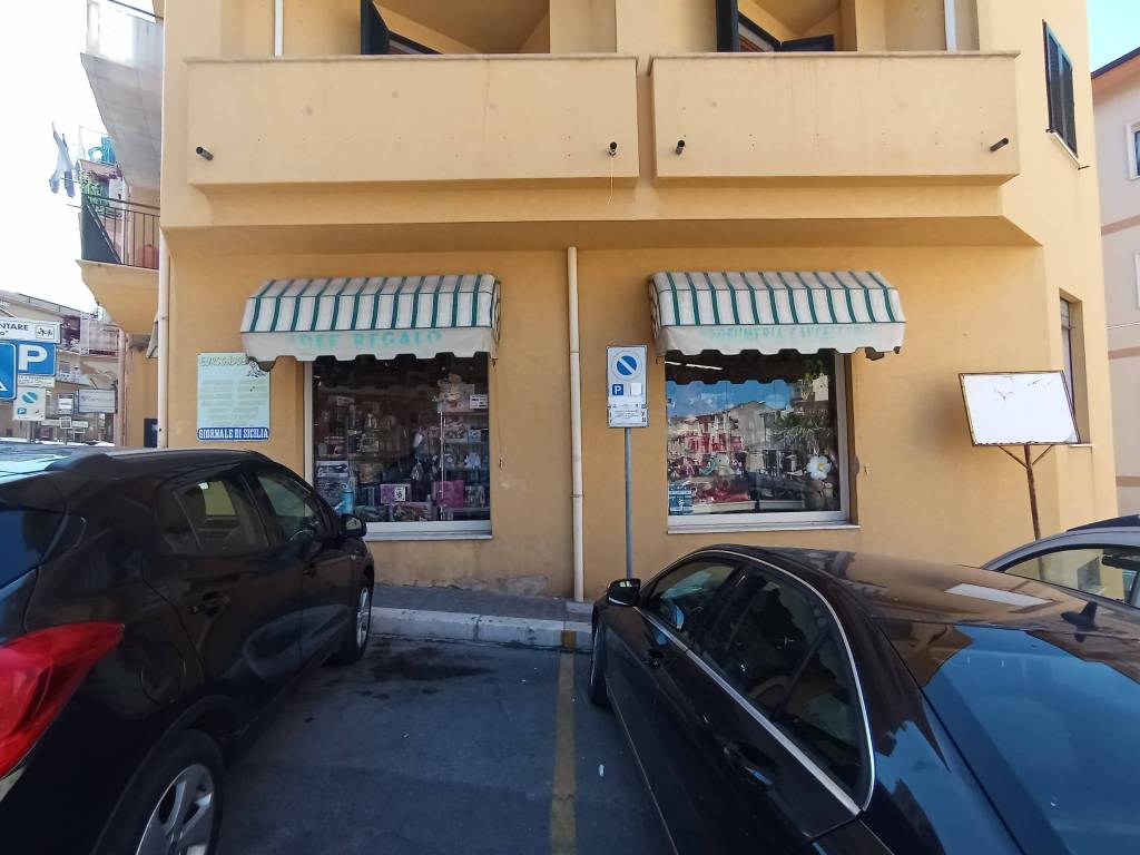 negozio in vendita a Campofelice di Roccella