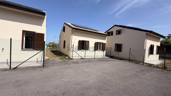 casa indipendente in vendita a Campofelice di Roccella